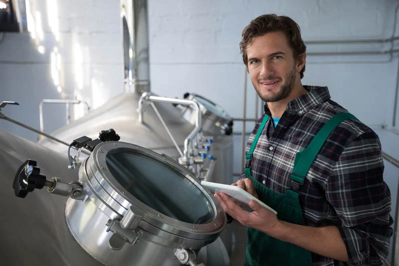 Hombre trabajando con mirilla de Cristales para nivel industrial en Iniflu